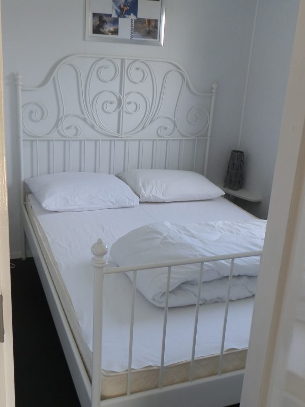 Foto van de slaapkamer van onze Trekkerschalet in de Friesche stijl. Geschikt voor 4 personen