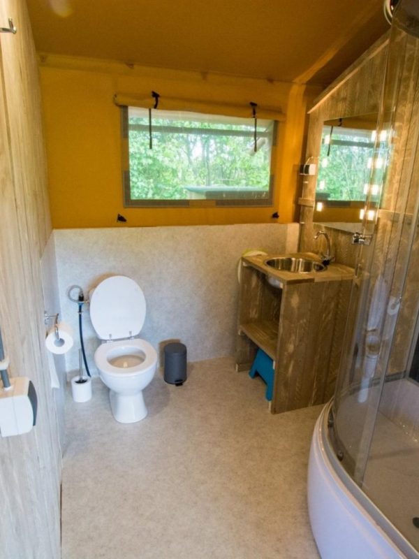 Foto van de badkamer in de safaritent op de Glamping, bij Camping Ikeleane