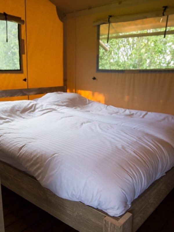 Foto van de slaapkamer van onze safaritent op de Glamping, bij Camping Ikeleane.